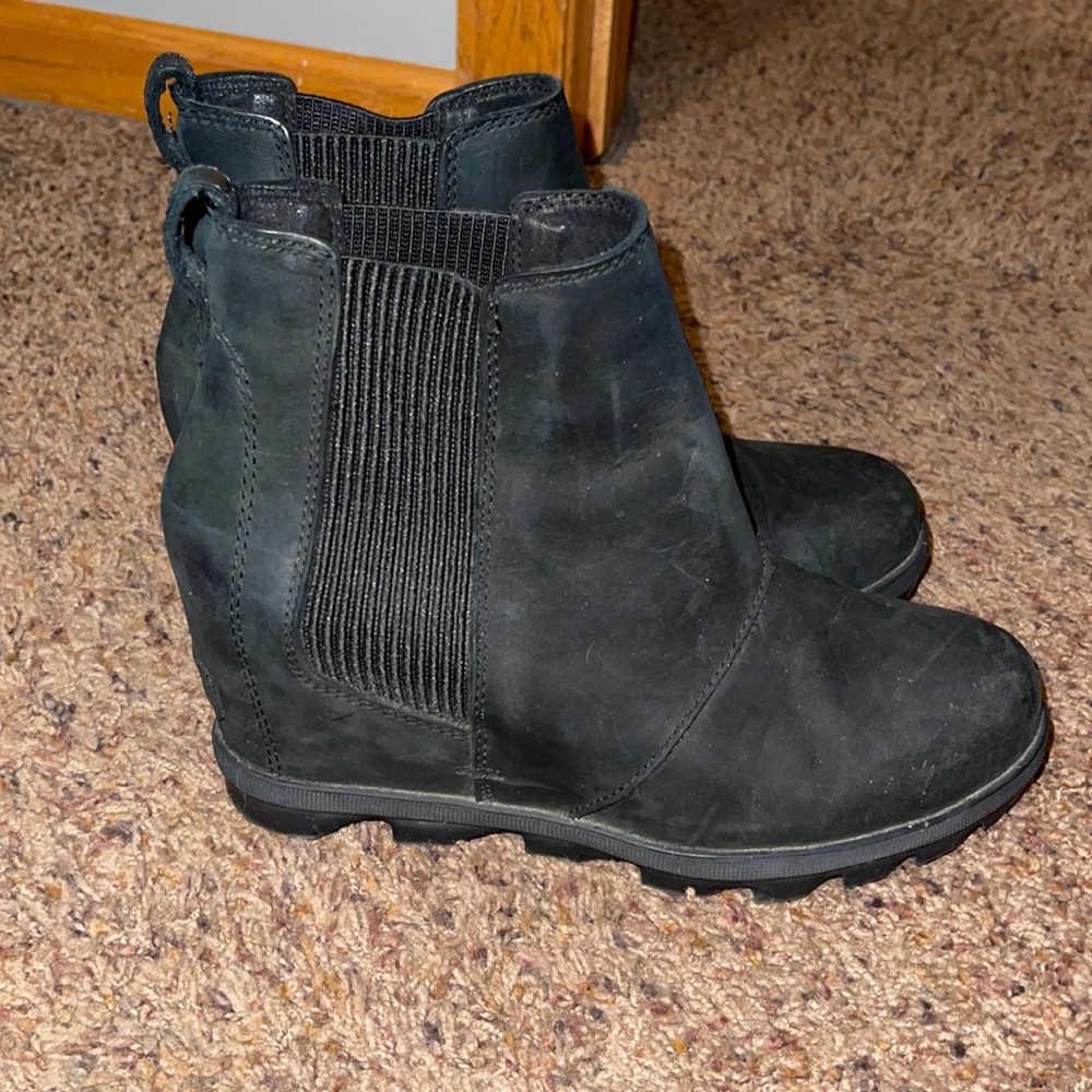 Sorel size 8 black wedge